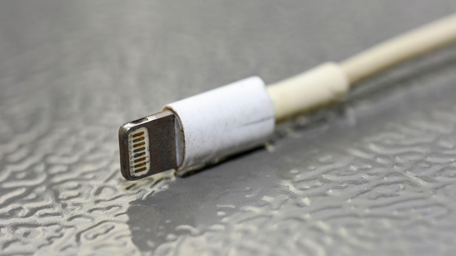 Un cable dañado puede exponer los hilos internos, lo que aumenta el riesgo de cortocircuitos, chispas o incluso incendios.