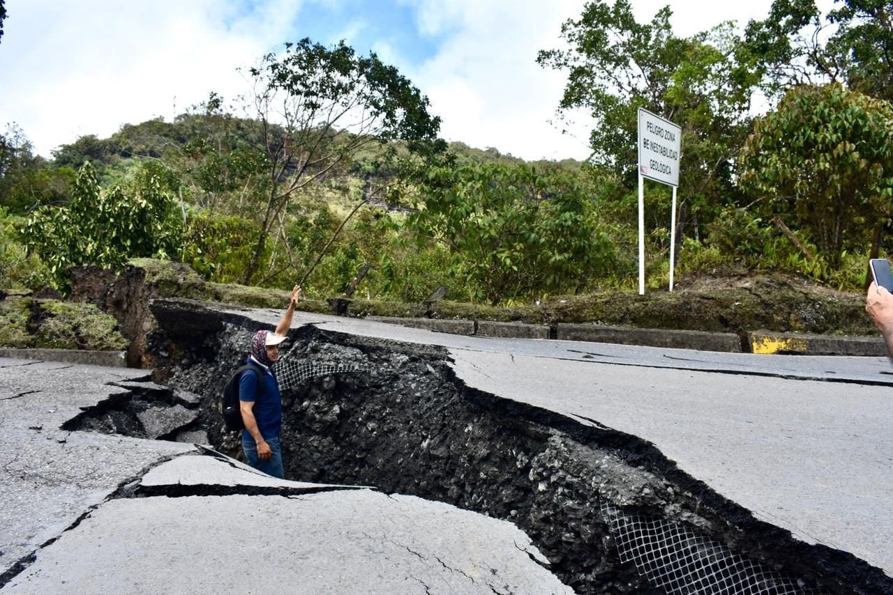 Un movimiento en masa destruyó la transversal del Carare, que comunica a Vélez con Landázuri, en Santander.