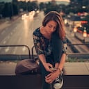 Foto de referencia de una mujer observando el celular