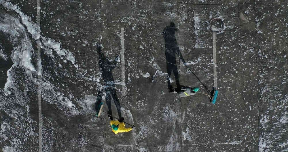 La jornada de limpieza cuenta con el apoyo de las tanquetas del Escuadrón Móvil Antidisturbios (Esmad), mezcladoras de Cemex y Limpiezas Aqua, quienes trabajan para desinfectar  los 180.000 metros cuadrados que componen Corabastos. Foto: Esteban Vega /Semana