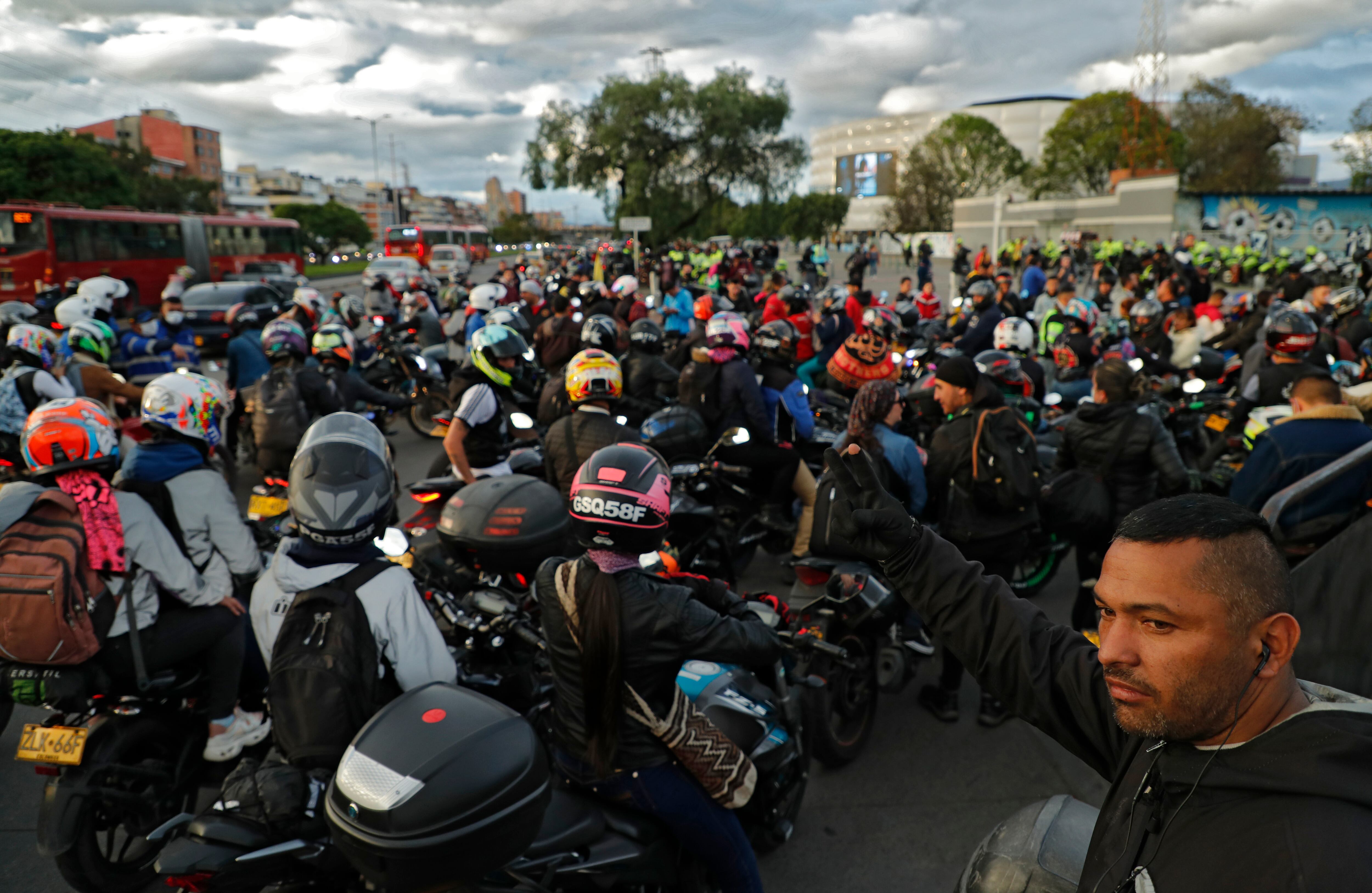 Manifestación motociclistas en contra de la prohibición del parrillero en moto en el Estadio El Campin
Bogota abril 6 del 2022
Foto Guillermo Torres Reina / Semana