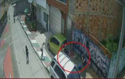 En solo 22 segundos los delincuentes amenazaron con las armas de fuego a los ciudadanos, le quitan el dinero al comerciante y emprendieron la huida.