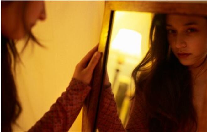 Las personas con este trastorno presentan principalmente preocupación en las áreas corporales como la piel, el cabello y la nariz.