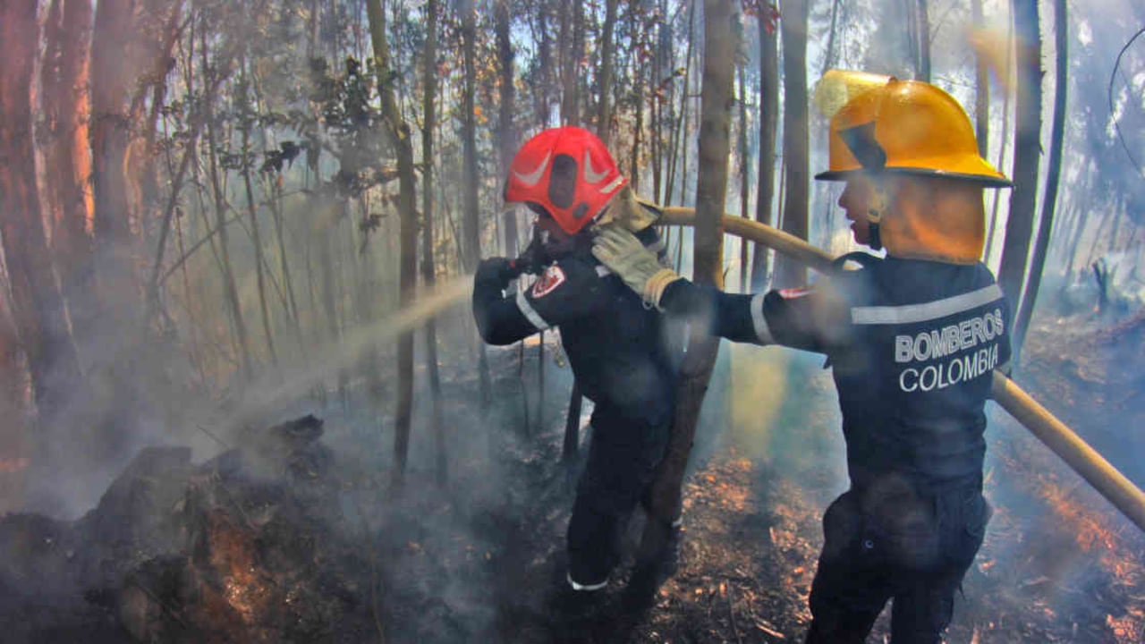 Bomberos apagando incendio. Foto: Dirección Nacional de Bomberos.