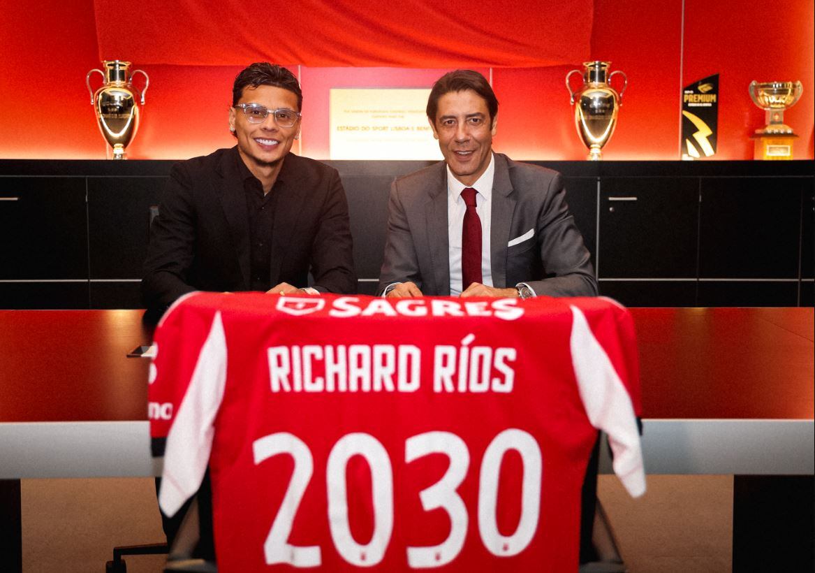 Rui Costa, una vieja gloria del fútbol portugués, presentó a Richard Ríos como nuevo jugador del Benfica.