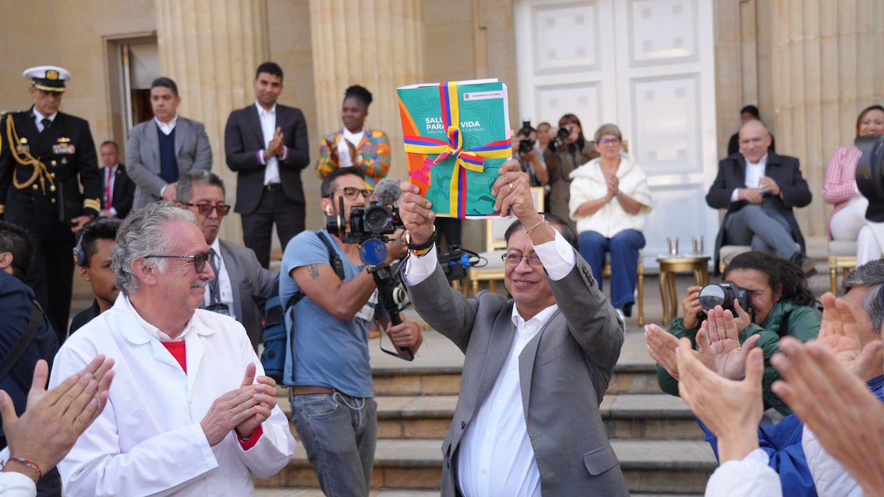 El presidente Gustavo Petro y la ministra de Salud, Carolina Corcho, presentaron el texto de la reforma a la salud.