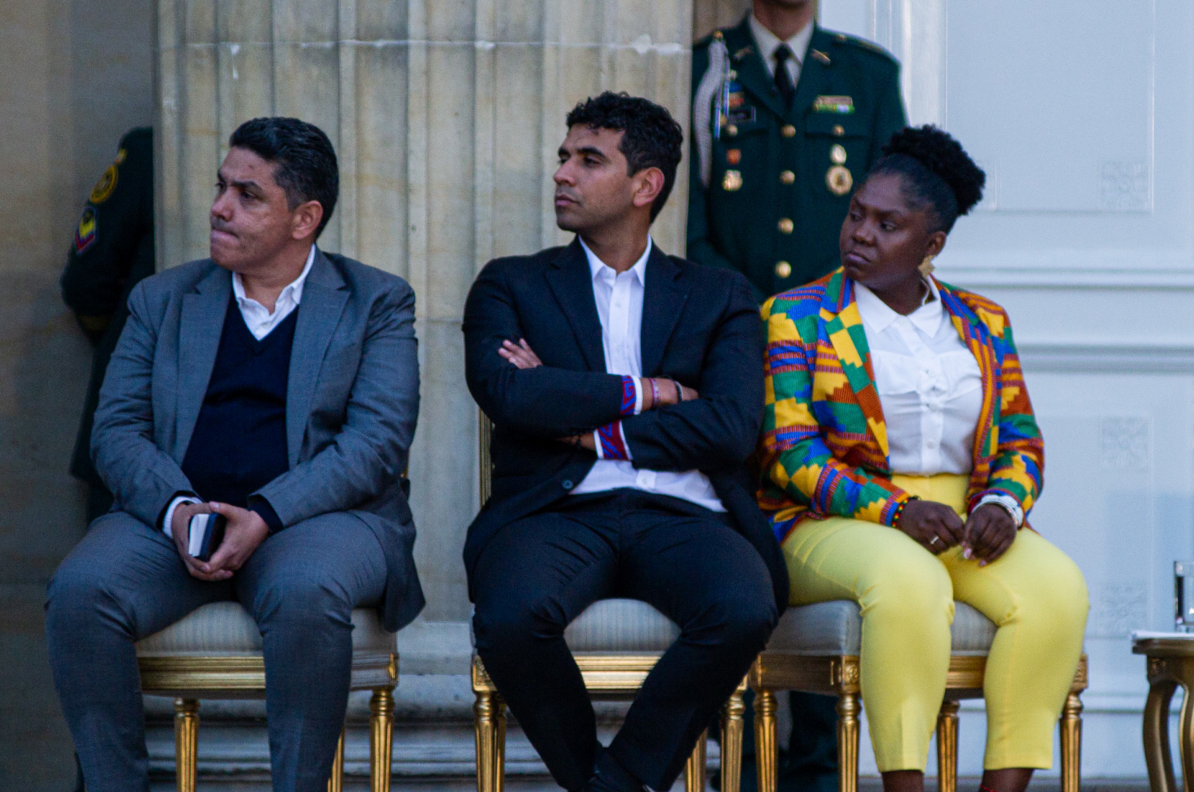 El presidente de la Cámara de Representantes de Colombia, David Racero (centro), y la vicepresidenta de Colombia, Francia Márquez (derecha), durante un evento de presentación de un proyecto de ley para reformar el sistema de salud de Colombia, en un acto público en el Palacio Presidencial de Nariño en Bogotá
