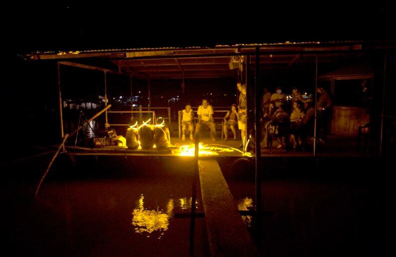 La luz se usó como un recurso visual que evidencia el espacio, las texturas y las formas del paisaje, los cuerpos y la arquitectura. Tesoro Yuche- Leticia, Amazonas 2012. FOTO: Santiago Escobar-Jaramillo