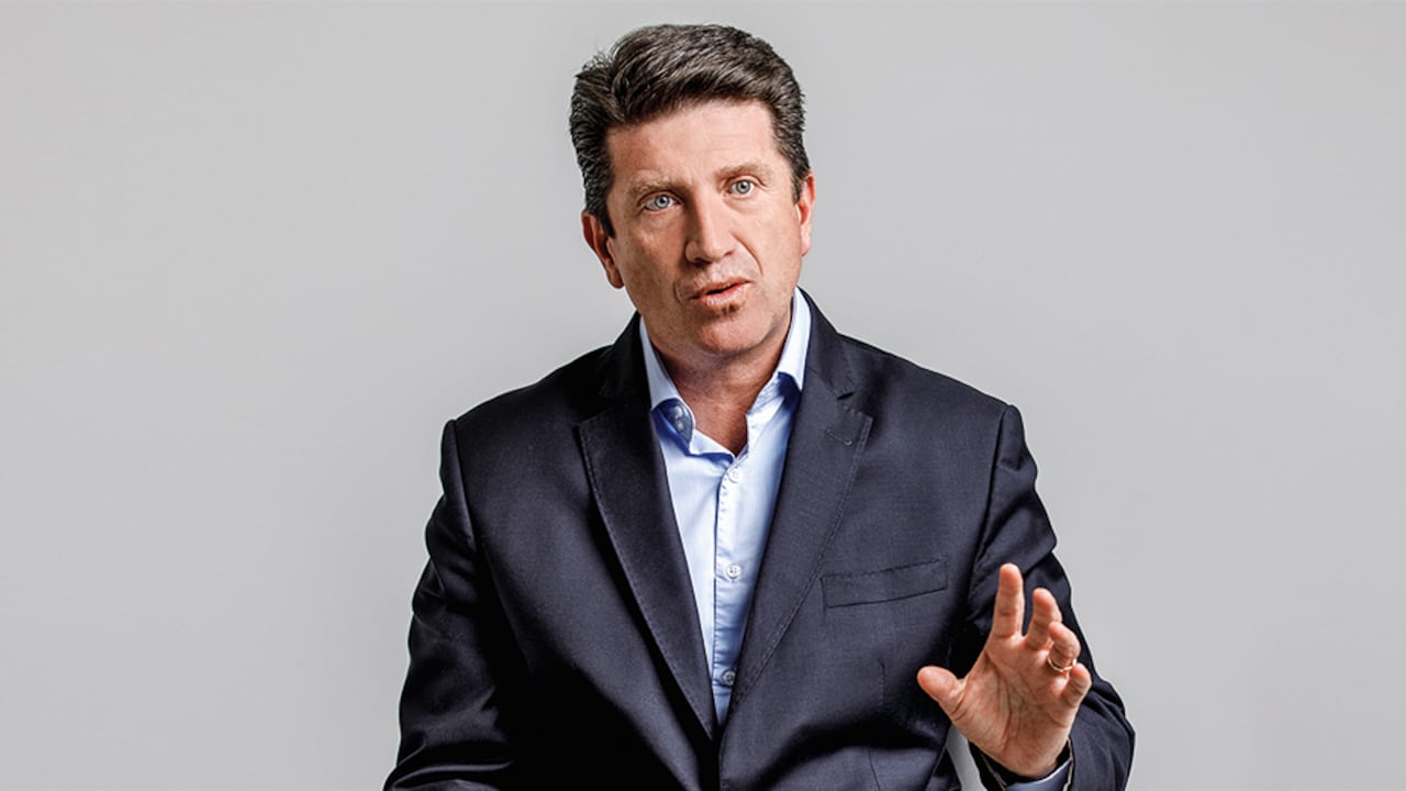 El exministro, que hoy trabaja en Ecuador, explica que América Latina es en la actualidad la región más violenta del mundo. Habla del papel de alias Fito y advierte la ambición de expansión de Maduro.