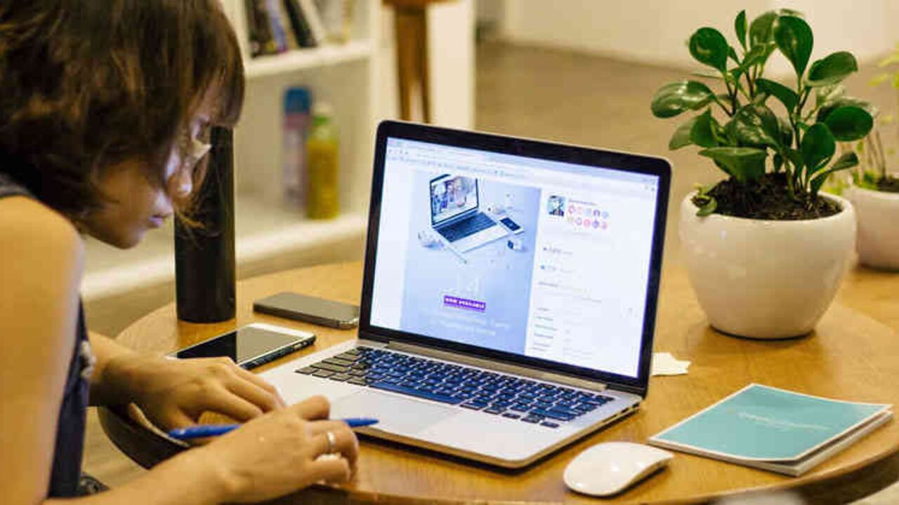 En Francia, a partir del 1 de enero de 2017 una ley que reconoce el derecho de los empleados a desconectarse del trabajo.