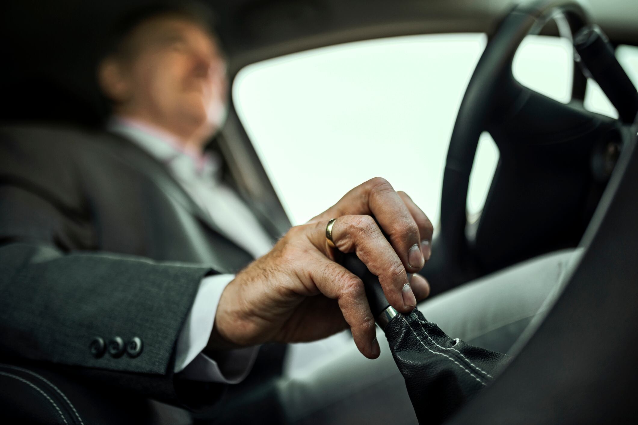 El artículo explora las implicaciones de mantener presionado el clutch en la conducción.