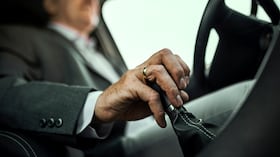 El artículo explora las implicaciones de mantener presionado el clutch en la conducción.