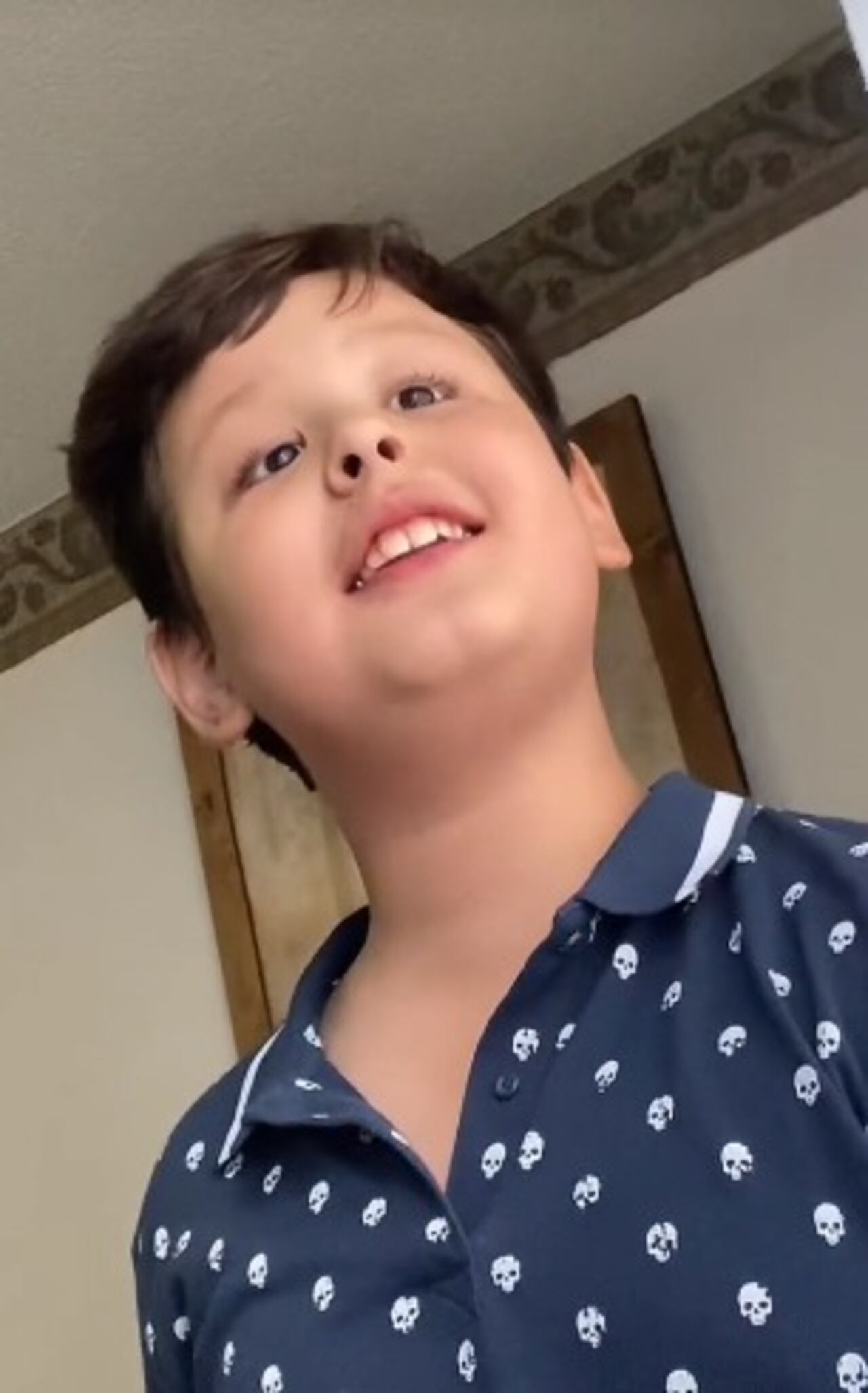 niño que vende chismes en México se hace viral