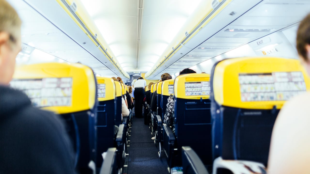 El precio puede variar, especialmente ahora que muchas aerolíneas cobran por elegir un determinando asiento del avión.
