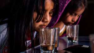 Niños indígenas nasa participan de una clase practica en la escuela de catación liderada por ASOPEP