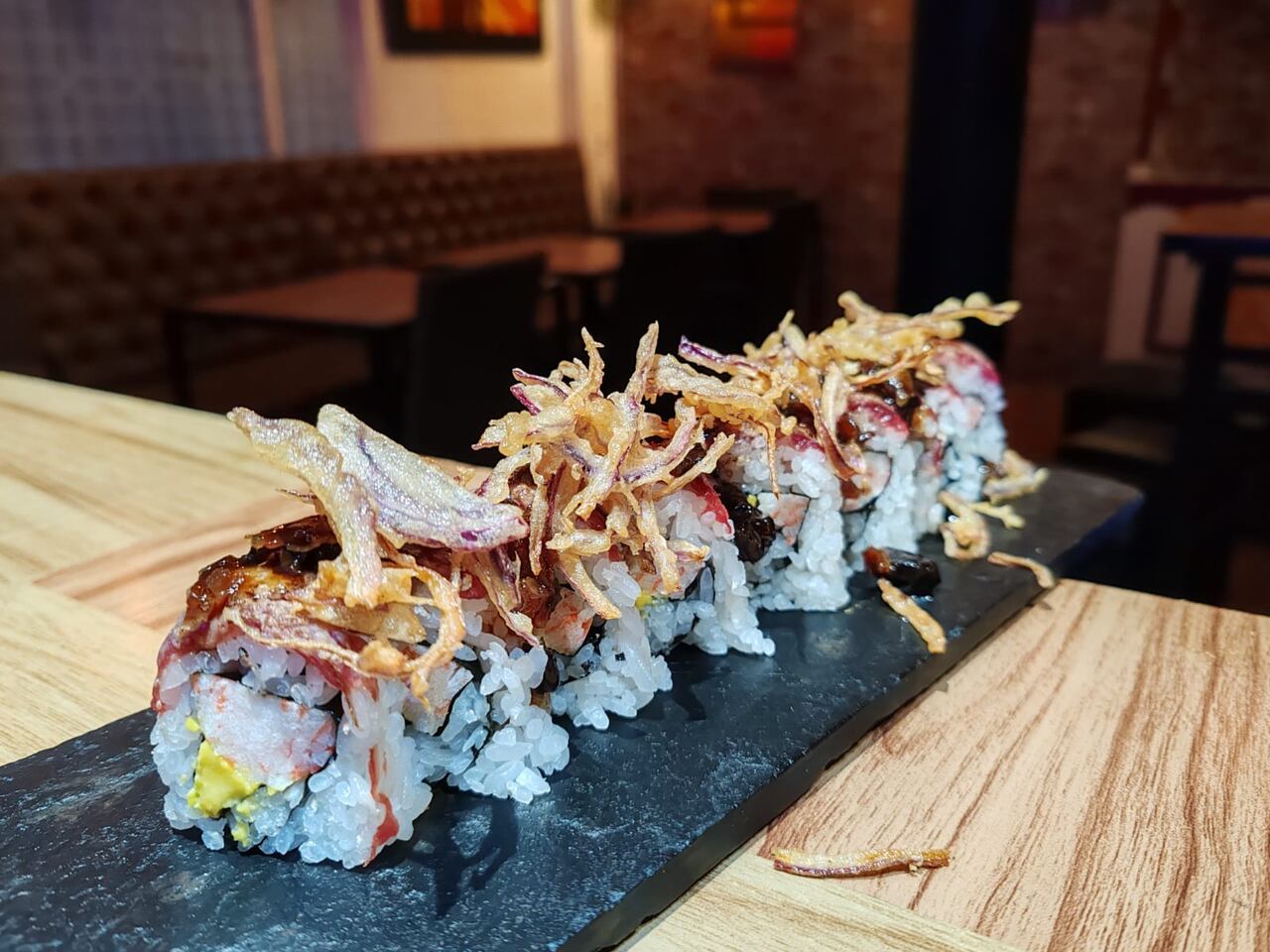 Bacon Flaming, platillo participante del restaurante Izakaya Sushi & Wok en el Sushi Fest 2024.