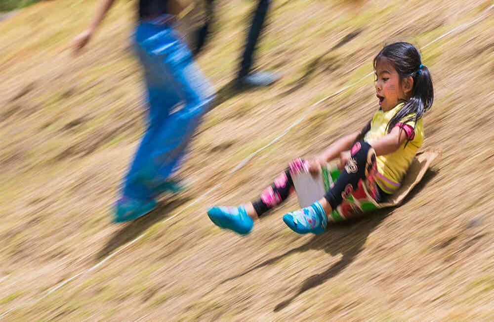A la hora del juego, hasta el más sencillo elemento se convierte en diversión. Villa de Leyva, Boyacá.