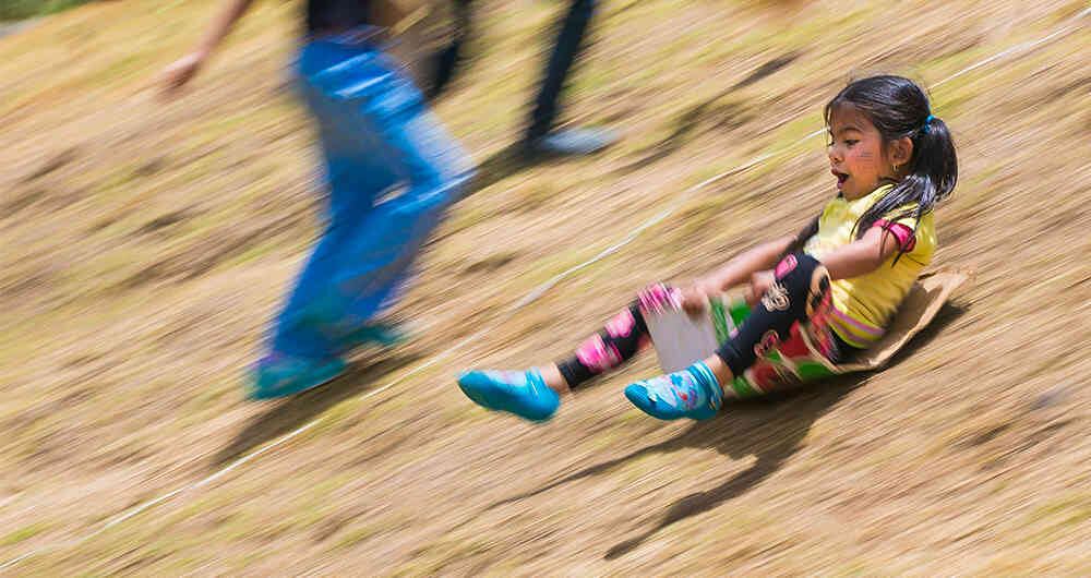 A la hora del juego, hasta el más sencillo elemento se convierte en diversión. Villa de Leyva, Boyacá.