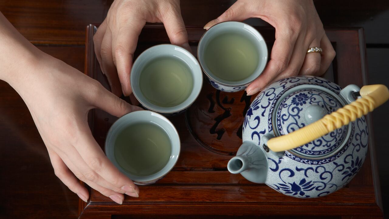 El té verde le ofrece una serie de beneficios al organismo y una de los más importantes es su aporte de antioxidantes.