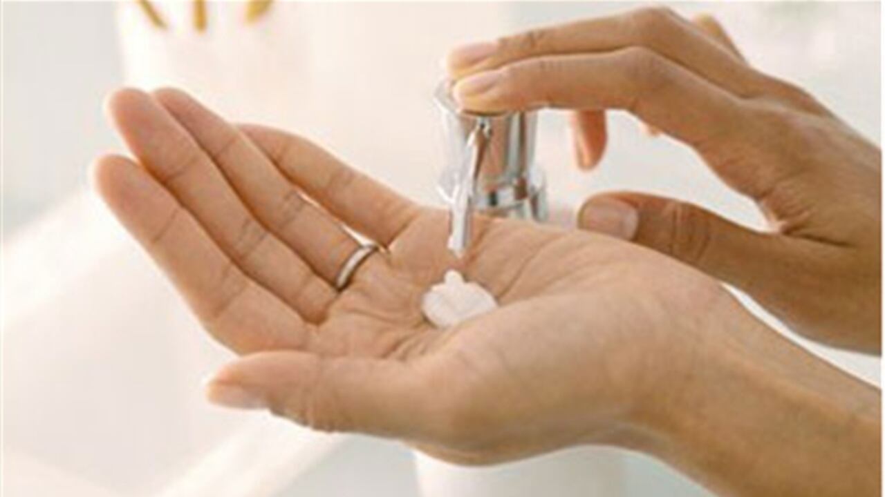 La resequedad y as arrugas son una parte natural del cuerpo y esta situación es más prominente en aquellas zonas expuestas al sol, como la cara, el cuello, las manos y los antebrazos. Foto: Getty Images