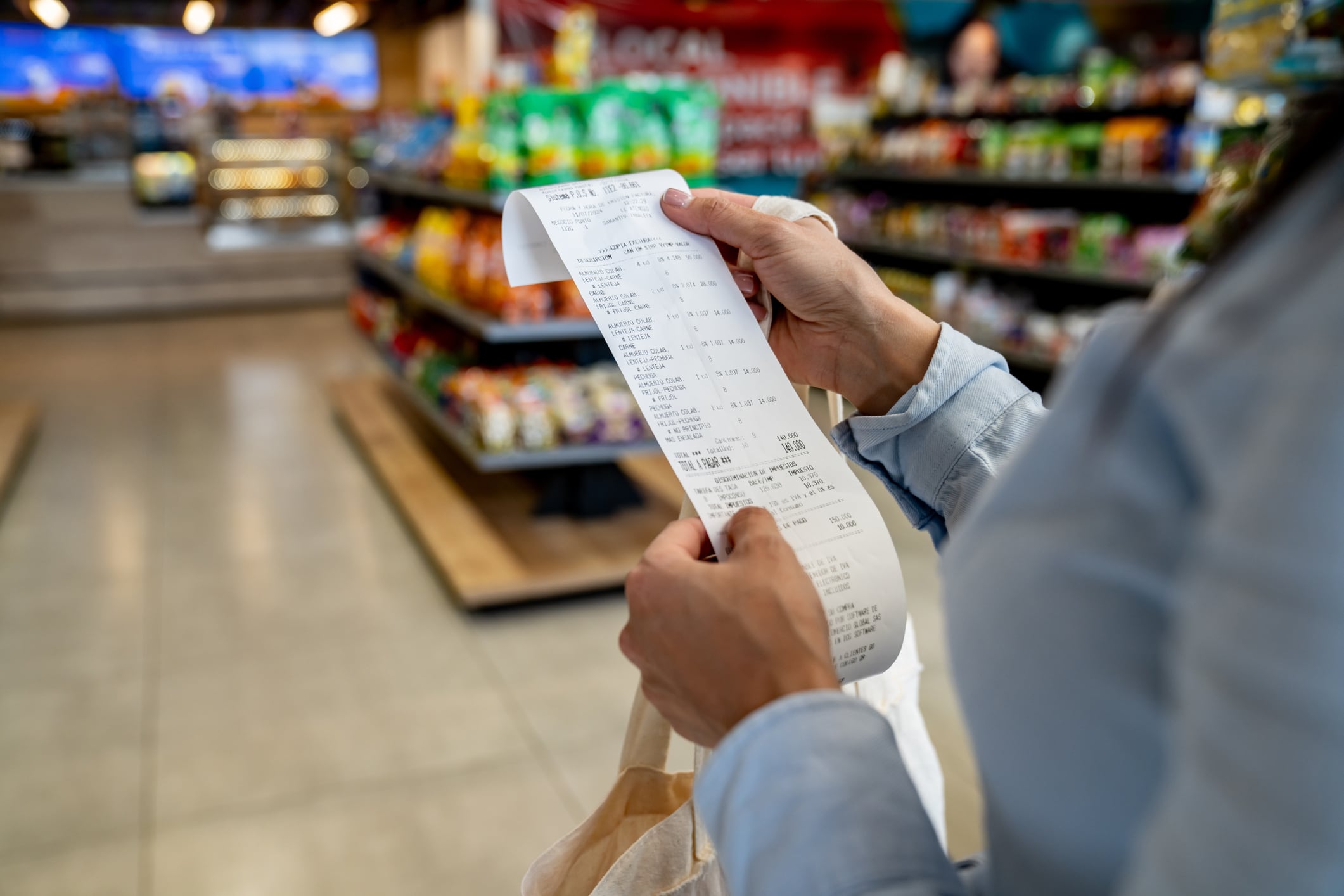 Foto de una mujer en un supermercado. Referencia de tiendas de barrio