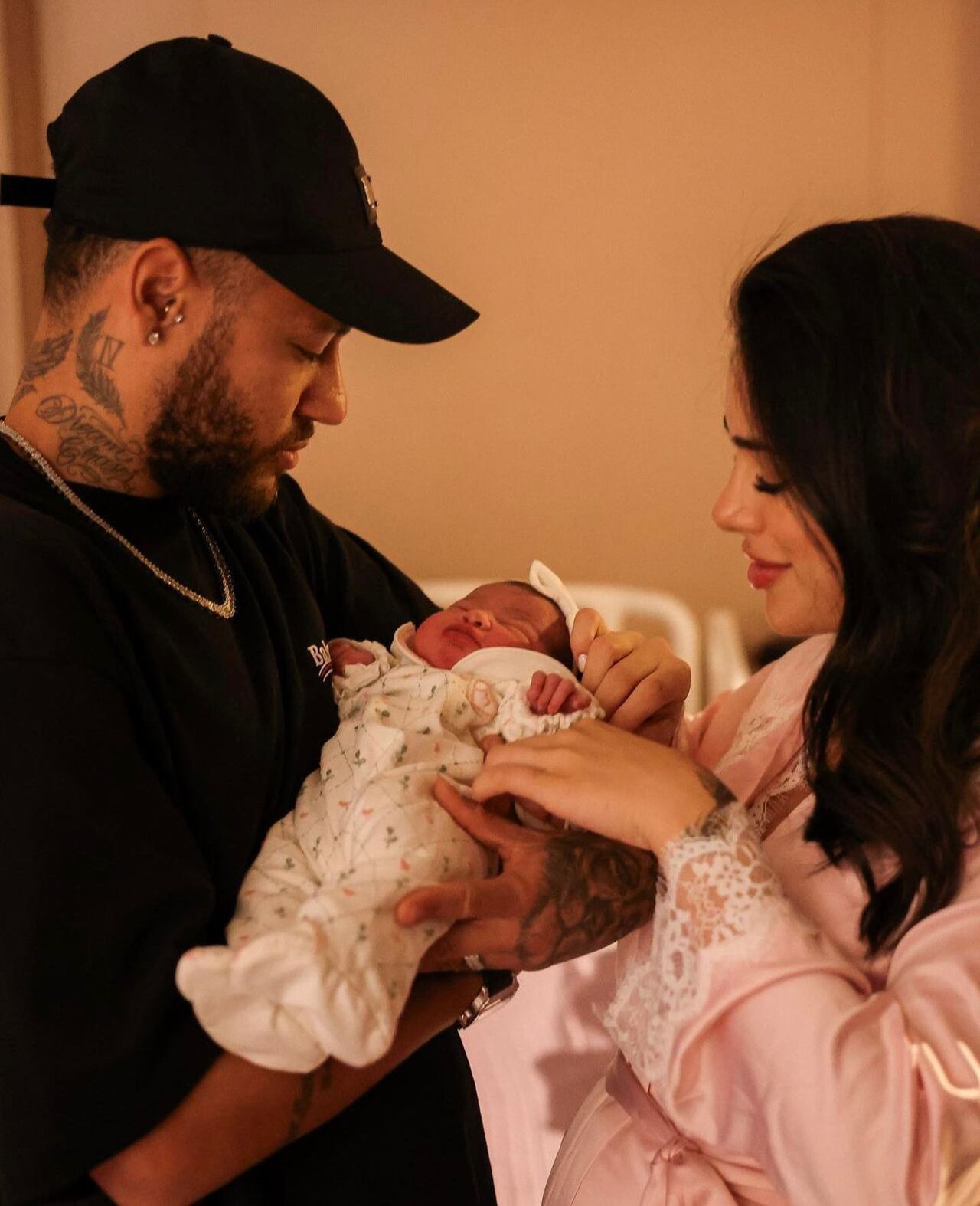 Neymar junto a su esposa y su hija recién nacida.