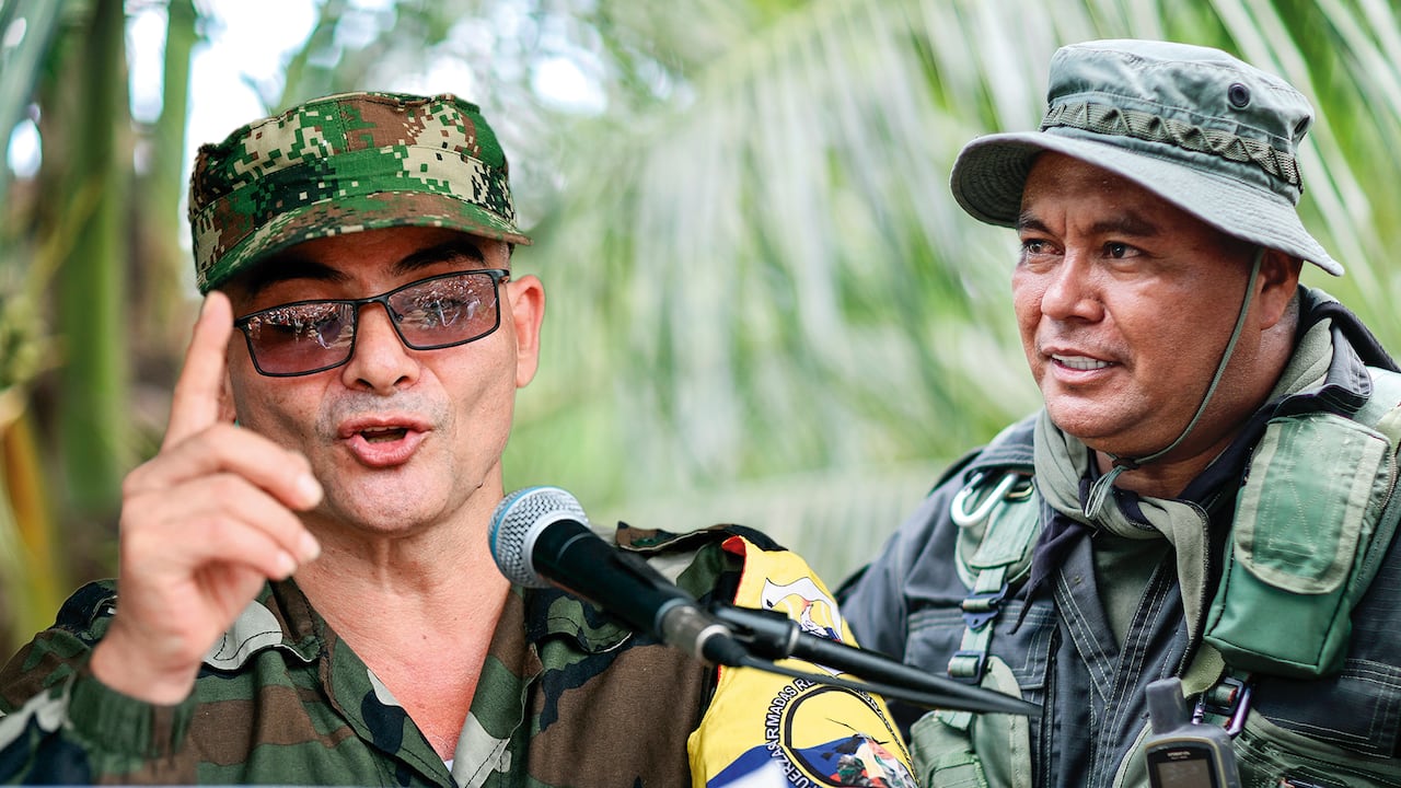 De izquierda a derecha: alias Iván Mordisco y alias Calarcá.