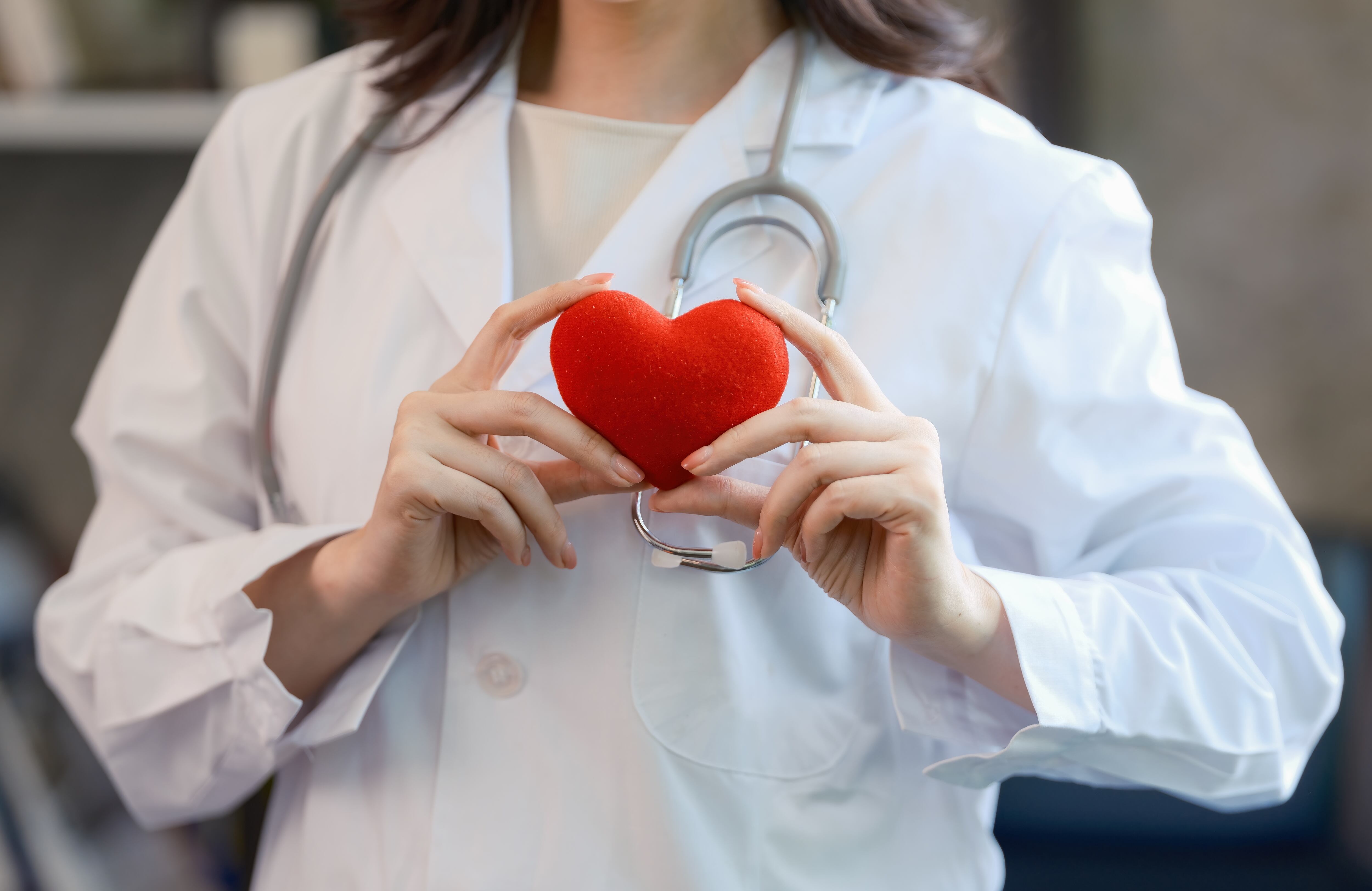 Según Bristol Myers Squibb Colombia (BMS), la compañía biofarmacéutica que desarrolló el producto, la autorización de este medicamento es un hito significativo para la cardiología nacional. Es el primer y único inhibidor selectivo de la miosina cardíaca aprobado por la FDA, EMA, Cofepris y otras autoridades regulatorias en el mundo.