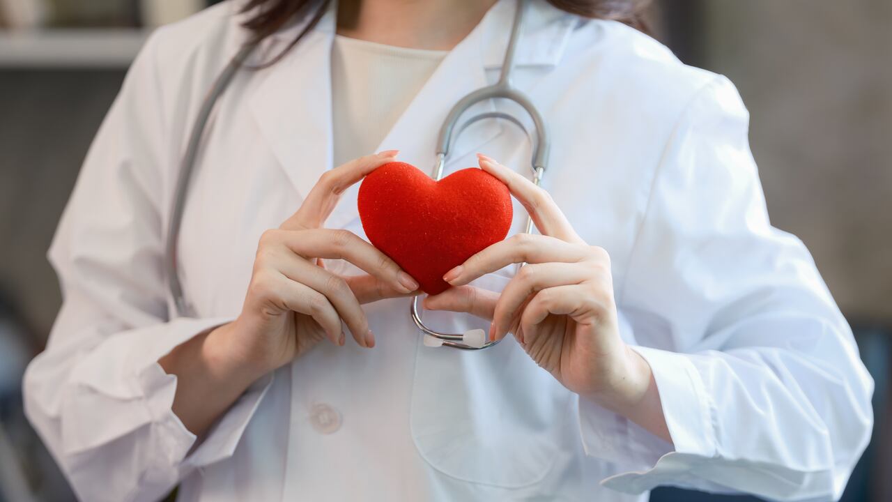 Según Bristol Myers Squibb Colombia (BMS), la compañía biofarmacéutica que desarrolló el producto, la autorización de este medicamento es un hito significativo para la cardiología nacional. Es el primer y único inhibidor selectivo de la miosina cardíaca aprobado por la FDA, EMA, Cofepris y otras autoridades regulatorias en el mundo.