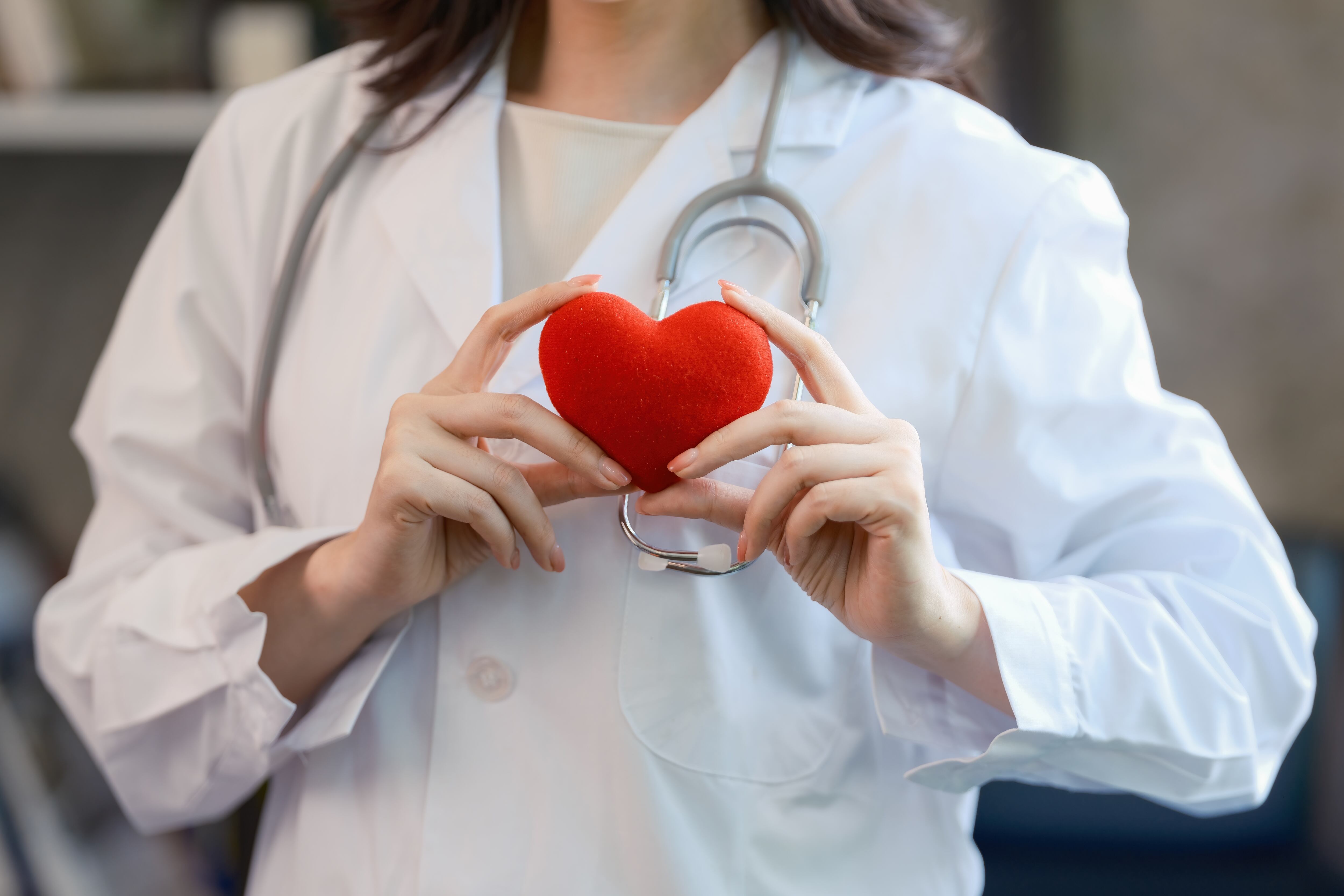 Según Bristol Myers Squibb Colombia (BMS), la compañía biofarmacéutica que desarrolló el producto, la autorización de este medicamento es un hito significativo para la cardiología nacional. Es el primer y único inhibidor selectivo de la miosina cardíaca aprobado por la FDA, EMA, Cofepris y otras autoridades regulatorias en el mundo.