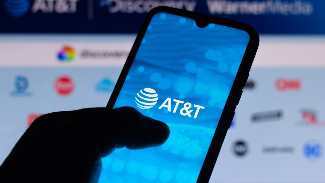 Según las condiciones fijadas para la operación, que se completará en el segundo trimestre de 2022, los accionistas de AT&T recibirán 0,24 acciones de la nueva compañía por cada título de la operadora en su poder. (Photo Illustration by Rafael Henrique/SOPA Images/LightRocket via Getty Images)