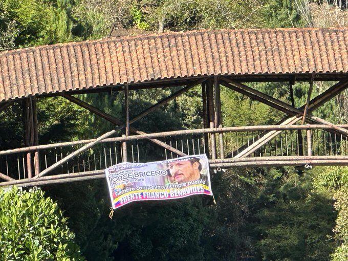 Estas fueron algunas de las pancartas encontradas.