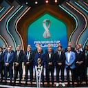 Los entrenadores posan frente al trofeo de la Copa del Mundo durante el sorteo de la Copa del Mundo de 2022 en Qatar en el Centro de Convenciones y Exposiciones de Doha el 1 de abril de 2022. (Photo by FRANCK FIFE / AFP)