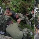 Soldados improvisaron una soga con sus uniformes para salvar a ciclista que cayó por un abismo: “Siempre hay ángeles que protegen”