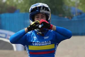 La colombiana Mariana Pajón celebra tras ganar el BMX femenino de los Juegos Panamericanos en Santiago, Chile, el domingo 22 de octubre de 2023. (AP Foto/Dolores Ochoa)
