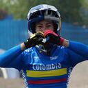 La colombiana Mariana Pajón celebra tras ganar el BMX femenino de los Juegos Panamericanos en Santiago, Chile, el domingo 22 de octubre de 2023. (AP Foto/Dolores Ochoa)
