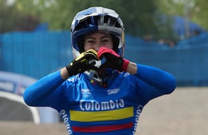 La colombiana Mariana Pajón celebra tras ganar el BMX femenino de los Juegos Panamericanos en Santiago, Chile, el domingo 22 de octubre de 2023. (AP Foto/Dolores Ochoa)