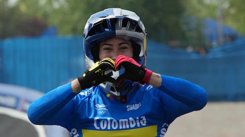 La colombiana Mariana Pajón celebra tras ganar el BMX femenino de los Juegos Panamericanos en Santiago, Chile, el domingo 22 de octubre de 2023. (AP Foto/Dolores Ochoa)