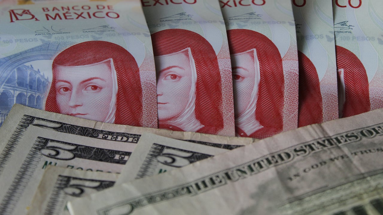 Conversión entre pesos mexicanos y dólares estadounidenses.