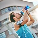 Durante el ejercicio es necesario hidratarse para recuperar sales y electrolitos.