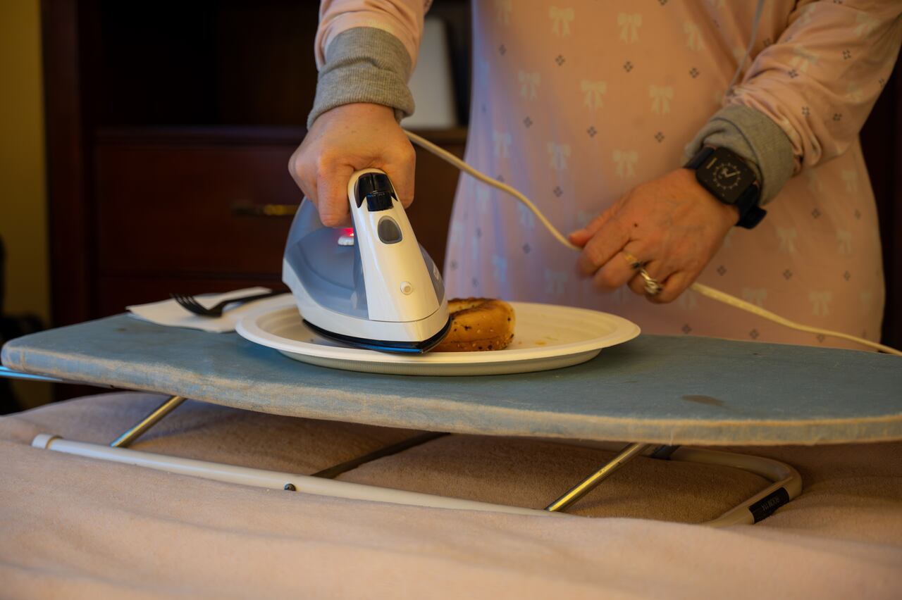 Un reconocido bloguero de viajes revela que planchar la ropa en un hotel podría poner en riesgo la integridad de sus prendas. Aquí se expone el motivo de esta advertencia.