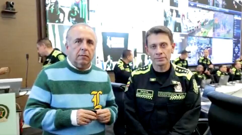 De izquierda a derecha: el ministro de Transporte, Guillermo Reyes, junto al director de la Policía, el general Henry Sanabria.