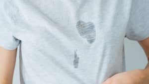 Mancha de aceite en la ropa.