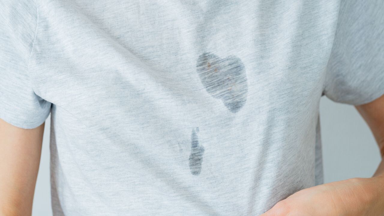 Mancha de aceite en la ropa.