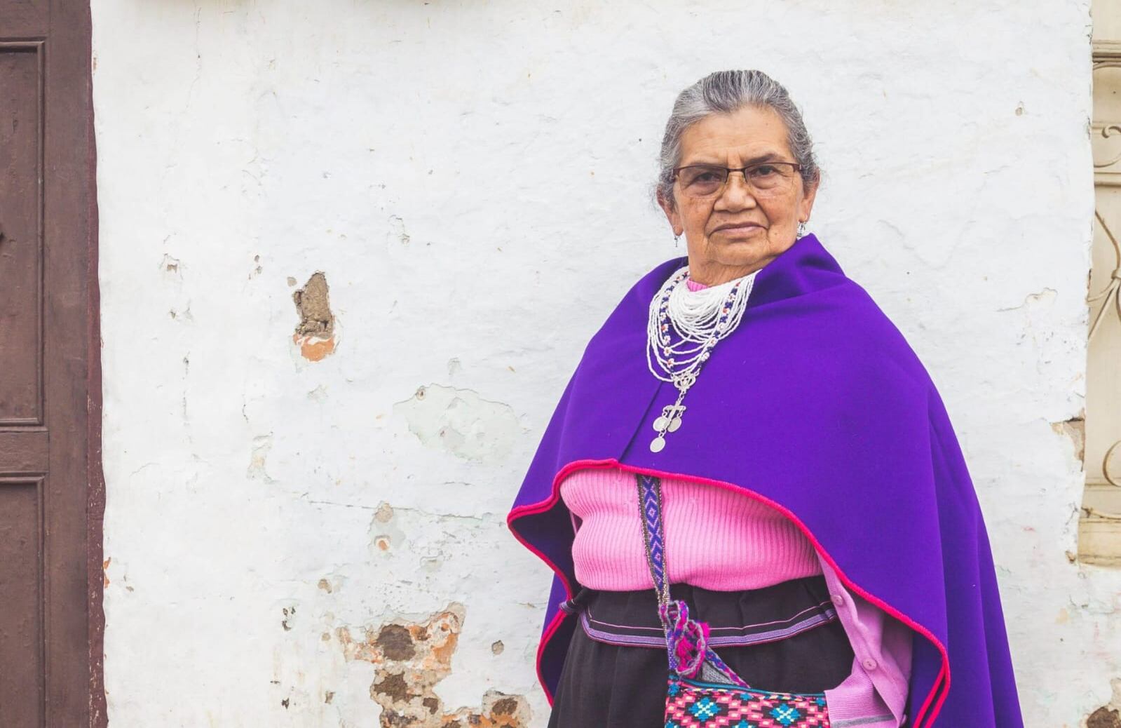 Muelas entró a esta institució bajo la figura de académica correspondiente, lo que significa que, aunque no tienen voz ni voto dentro de las discusiones de la Academia, llegan con la función de informar sobre las variantes del español en sus lugares de residencia. Allí también están escritores como Juan Gabriel Vásquez, Juan Esteban Constaín y William Ospina.