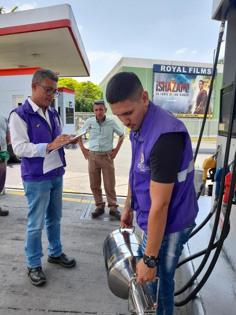 Dos mangueras que suministraban menos gasolina en una estación de servicio en Cali, fueron selladas por las autoridades.