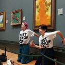 Manifestantes ecologistas del grupo Just Stop Oil, arrojaron sopa de tomate sobre el famoso cuadro "Los girasoles" de Vincent van Gogh