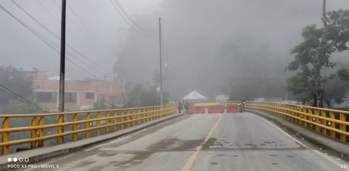 Manifestaciones por parte de los habitantes del municipio de Guayabetal, quienes exigen medidas concretas al gobierno nacional, impidieron el desarrollo de actividades de limpieza en el sector, autoridades al frente de la situación. Foto: @Coviandina