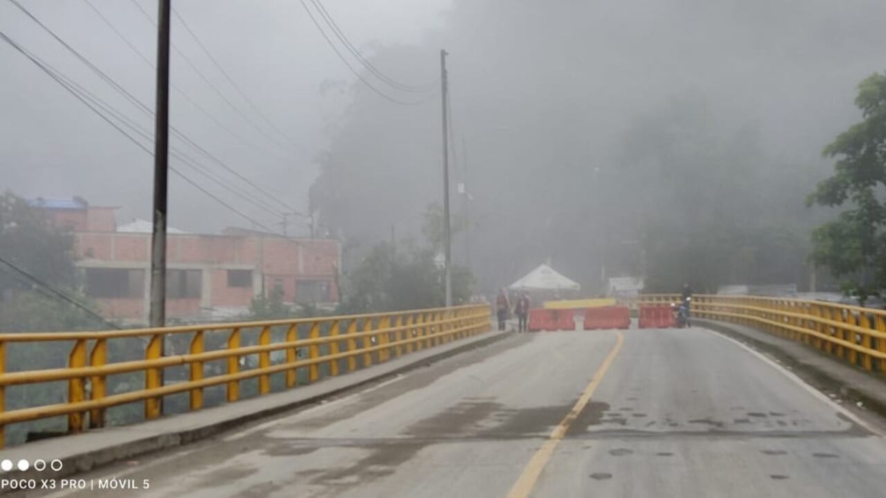 Manifestaciones por parte de los habitantes del municipio de Guayabetal, quienes exigen medidas concretas al gobierno nacional, impidieron el desarrollo de actividades de limpieza en el sector, autoridades al frente de la situación. Foto: @Coviandina