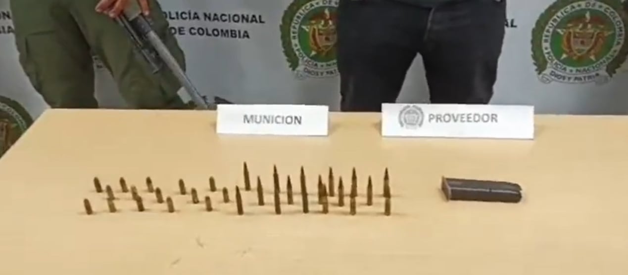 Se le acusa de los delitos de desplazamiento forzado, extorsión y tráfico, fabricación, porte o tenencia de armas de fuego, accesorios, partes o municiones